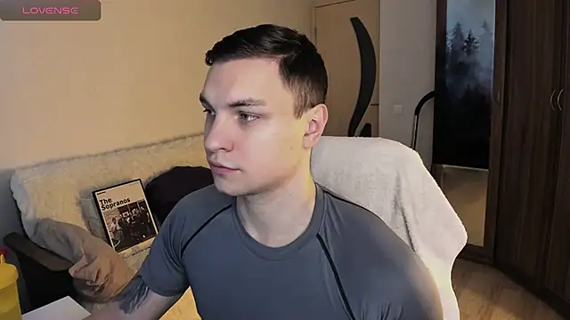 handsome guy01 online show from 10/04/25, 10:46