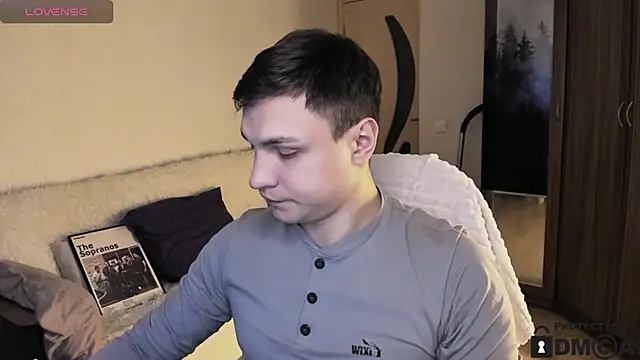 handsome guy01 online show from 10/14/25, 04:35