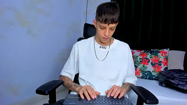 Snapshot of Adam_hard_ chatting on 01/17/25, 07:49 Adam hard  online show from 01/17/25, 07:49