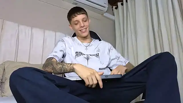 Snapshot of Adam_hard_ chatting on 09/11/25, 08:20 Adam hard  online show from 09/11/25, 08:20