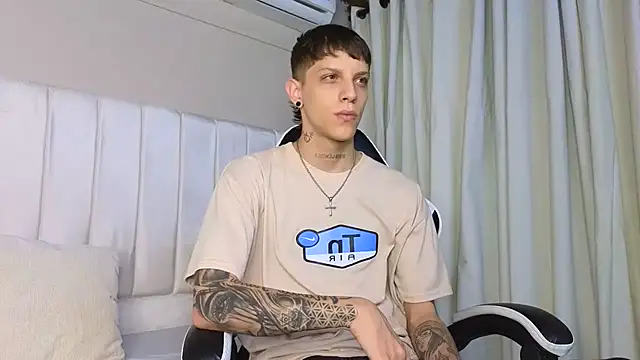 Snapshot of Adam_hard_ chatting on 09/15/25, 07:14 Adam hard  online show from 09/15/25, 07:14