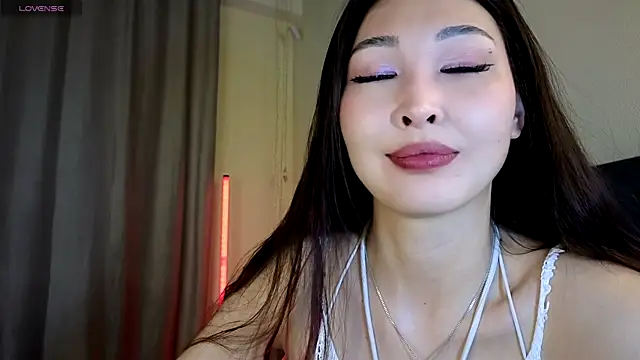 Snapshot of honey_yani chatting on 05/16/26, 10:41 honey yani online show from 05/16/26, 10:41
