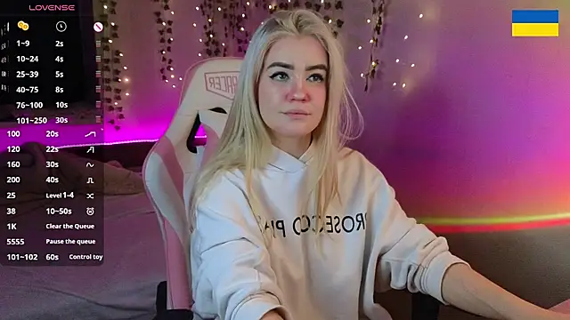 RedVelveten online show from 09/29/25, 07:40