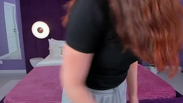 milaleoneli online show from 02/09/25, 12:41