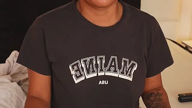 IzzyyBeelmonth online show from 12/22/24, 07:31