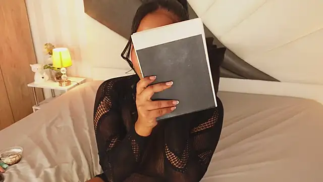 IzzyyBeelmonth online show from 12/23/24, 01:40