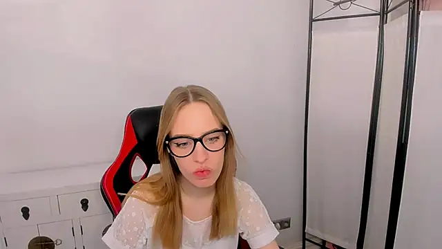 Snapshot of LilaGold chatting on 02/11/25, 06:55 LilaGold online show from 02/11/25, 06:55