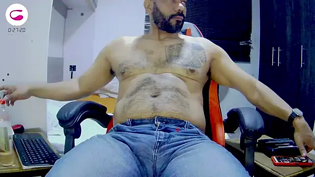 Snapshot of bruce_bigg chatting on 10/11/25, 05:28 bruce bigg online show from 10/11/25, 05:28
