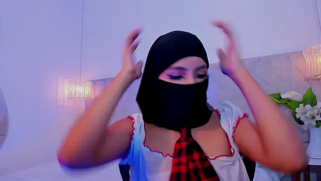 naomiii   online show from 11/04/25, 11:53