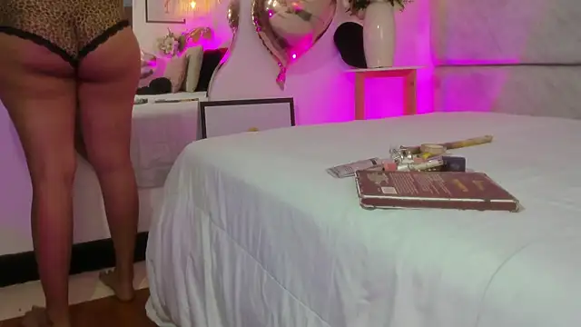 naomiii   online show from 03/27/26, 11:43