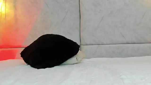 naomiii   online show from 04/01/26, 11:33