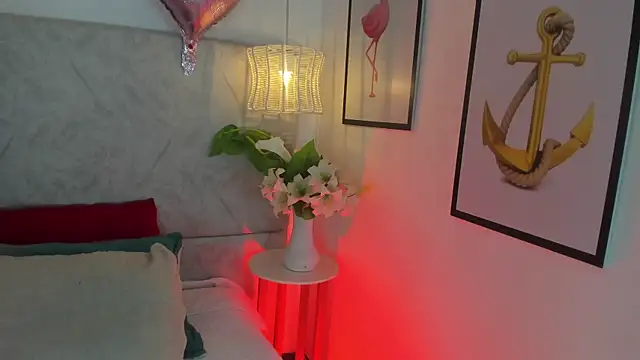 naomiii   online show from 04/06/26, 11:33