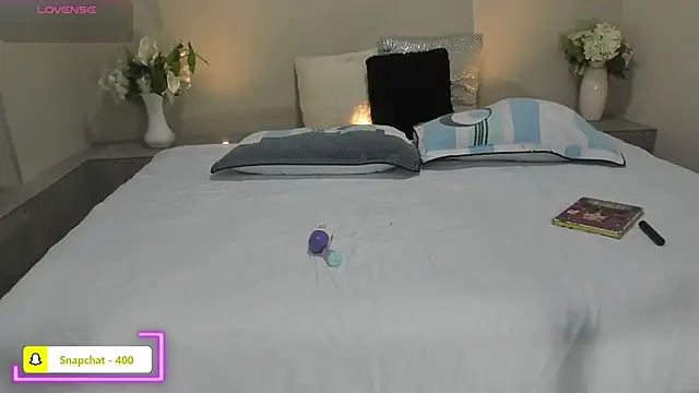 naomiii   online show from 04/15/26, 12:01