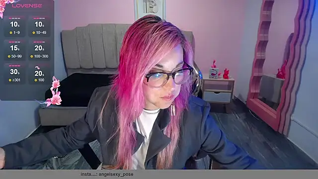 Snapshot of abril_ch_ chatting on 10/28/25, 10:52 abril ch online show from 10/28/25, 10:52