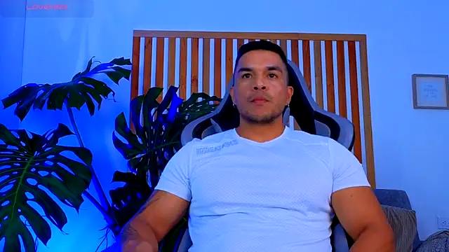 Snapshot of estebandelouis chatting on 05/23/26, 01:00 estebandelouis online show from 05/23/26, 01:00