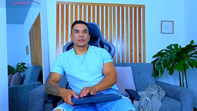 Snapshot of estebandelouis chatting on 05/25/26, 01:22 estebandelouis online show from 05/25/26, 01:22