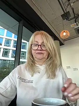 Blond Woman online show from 03/18/25, 01:42