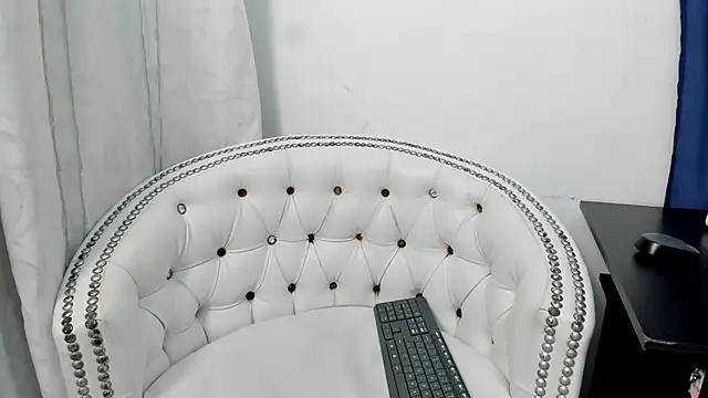 Snapshot of Analia18_ chatting on 02/25/25, 04:10 Analia18 online show from 02/25/25, 04:10