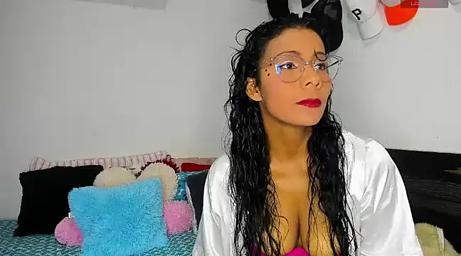 Snapshot of Nenita_Hot_ chatting on 03/06/25, 05:54 Nenita Hot  online show from 03/06/25, 05:54