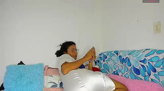 Snapshot of Nenita_Hot_ chatting on 03/14/25, 12:43 Nenita Hot  online show from 03/14/25, 12:43