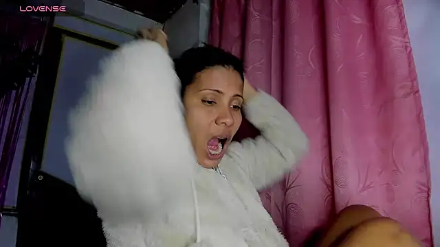 Snapshot of Nenita_Hot_ chatting on 09/24/25, 03:21 Nenita Hot  online show from 09/24/25, 03:21