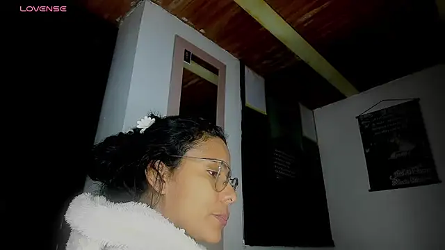 Snapshot of Nenita_Hot_ chatting on 09/29/25, 01:44 Nenita Hot  online show from 09/29/25, 01:44