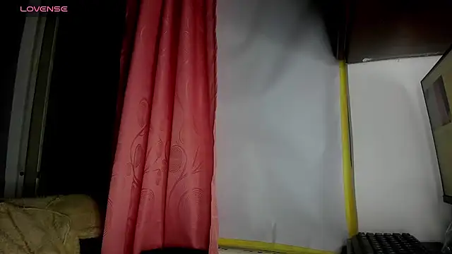 Snapshot of Nenita_Hot_ chatting on 10/15/25, 01:06 Nenita Hot  online show from 10/15/25, 01:06