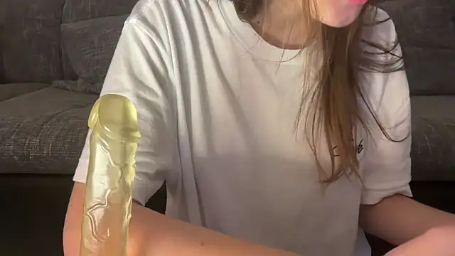 Snapshot of EmilyWi_ chatting on 12/12/24, 01:43 EmilyWi  online show from 12/12/24, 01:43