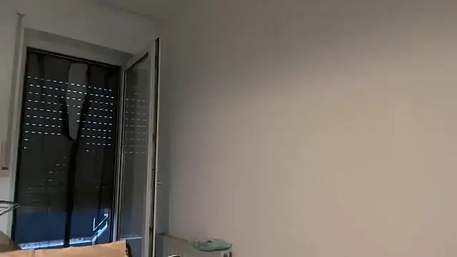 Snapshot of EmilyWi_ chatting on 10/13/25, 04:51 EmilyWi  online show from 10/13/25, 04:51