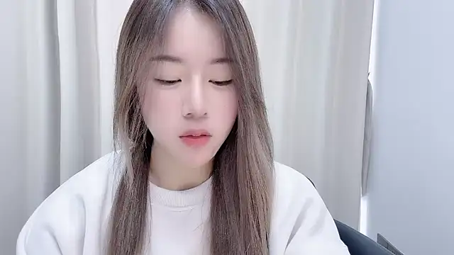 chloe-01 online show from 12/17/24, 12:22