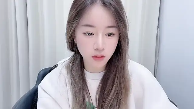 chloe-01 online show from 12/22/24, 12:16