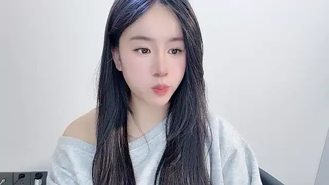 chloe-01 online show from 12/17/25, 12:33