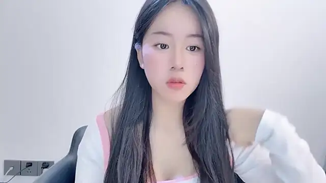 chloe-01 online show from 12/20/25, 06:31