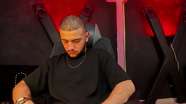 Snapshot of MaximusDick1_ chatting on 09/18/25, 03:52 MaximusDick1 online show from 09/18/25, 03:52