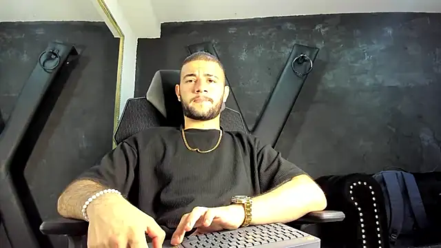 Snapshot of MaximusDick1_ chatting on 10/06/25, 03:37 MaximusDick1 online show from 10/06/25, 03:37