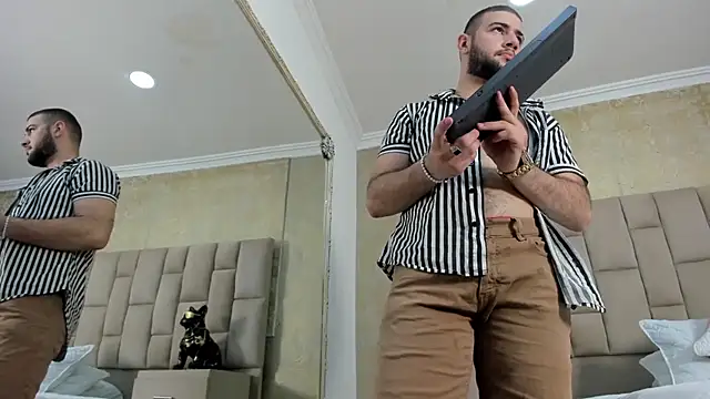 Snapshot of MaximusDick1_ chatting on 10/19/25, 04:35 MaximusDick1 online show from 10/19/25, 04:35