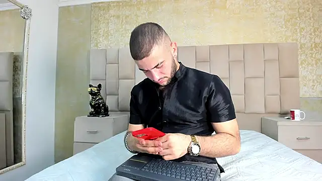 Snapshot of MaximusDick1_ chatting on 10/25/25, 03:47 MaximusDick1 online show from 10/25/25, 03:47