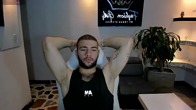 Snapshot of MaximusDick1_ chatting on 11/06/25, 03:40 MaximusDick1 online show from 11/06/25, 03:40