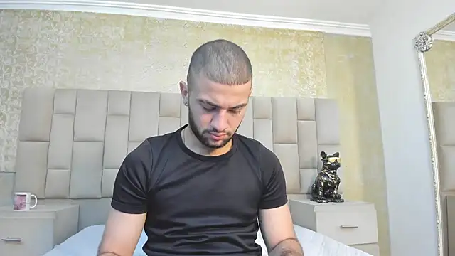 Snapshot of MaximusDick1_ chatting on 11/13/25, 04:33 MaximusDick1 online show from 11/13/25, 04:33