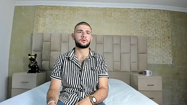 Snapshot of MaximusDick1_ chatting on 11/23/25, 04:45 MaximusDick1 online show from 11/23/25, 04:45