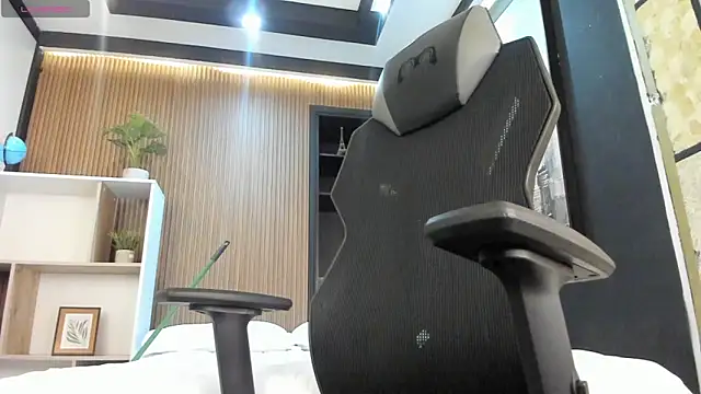 MaximusDick1  online show from 03/16/26, 11:47