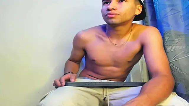 Snapshot of andy_0018 chatting on 12/27/24, 09:28 andy 0018 online show from 12/27/24, 09:28