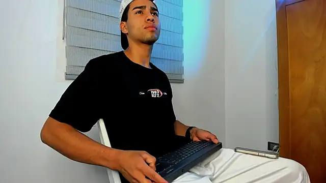 Snapshot of andy_0018 chatting on 01/11/25, 08:00 andy 0018 online show from 01/11/25, 08:00