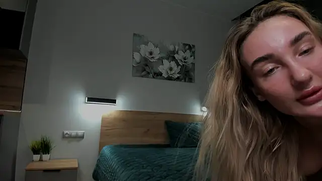 Snapshot of chloewallace chatting on 12/02/24, 10:01 chloewallace online show from 12/02/24, 10:01