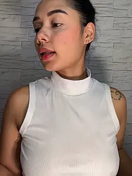 Snapshot of _Luana chatting on 06/18/26, 12:33 Luana online show from 06/18/26, 12:33
