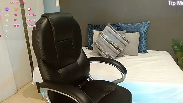 Snapshot of violeta_leon chatting on 09/11/25, 02:44 violeta leon online show from 09/11/25, 02:44