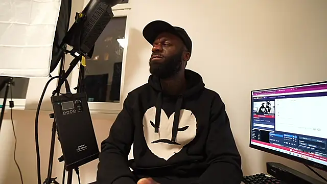 MacTroy online show from 12/04/24, 03:43