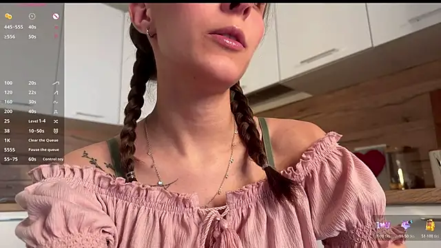 Snapshot of HellPeach chatting on 12/01/25, 01:05 HellPeach online show from 12/01/25, 01:05