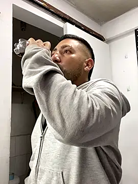 JuanZapata33 online show from 10/17/25, 10:12