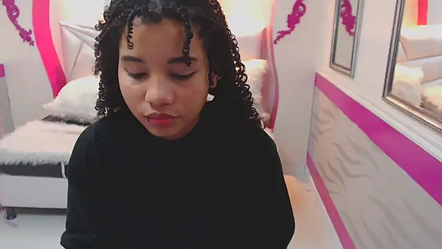 Snapshot of Mayaa_ross chatting on 12/19/24, 10:53 Mayaa ross online show from 12/19/24, 10:53